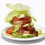 Salatwickel mit Lachs in Teriyaki-Sauce