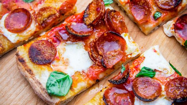 Wie man gegrillte Tenderoni-Pizza zubereitet