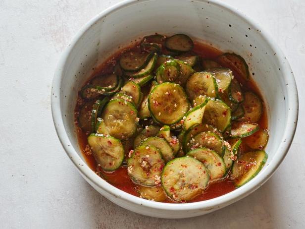Wie man Oi-Muchim (koreanischer Gurkensalat) zubereitet