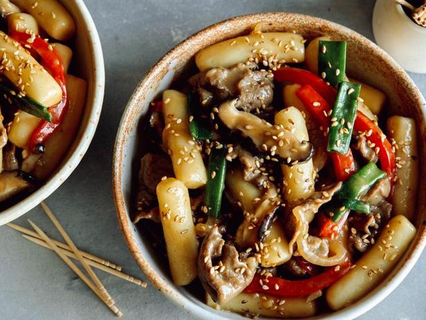 Wie man Tteokbokki in Sojasauce zubereitet