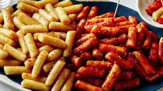 Wie man Kireum Tteokbokki (koreanische gebratene Reisnudeln in Soße) zubereitet