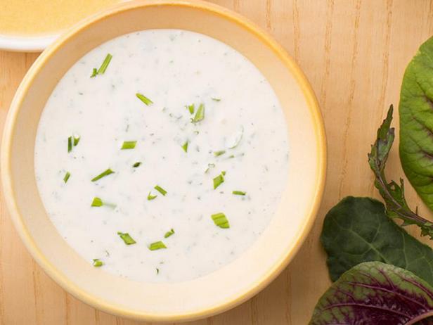 Wie man Wildzwiebel-Ranch-Dressing zubereitet