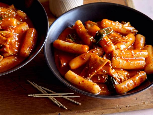 Zubereitung - Scharfes Tteokbokki (koreanische Fischfrikadellen mit Soja-Reisklößchen)