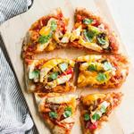 Fladenbrot, überbacken mit Hähnchen, Gemüse und Tomatensoße