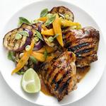 Gegrillte Hähnchenschenkel mit Honigglasur und Auberginen-Mango-Salat