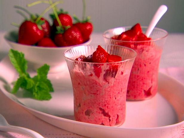 Wie man Erdbeer-Granita mit Mascarpone-Käse zubereitet