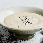 Mayonnaise-Dressing mit Sojasauce und Sesamsamen