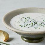 Joghurt-Salatdressing mit Knoblauch und Kräutern