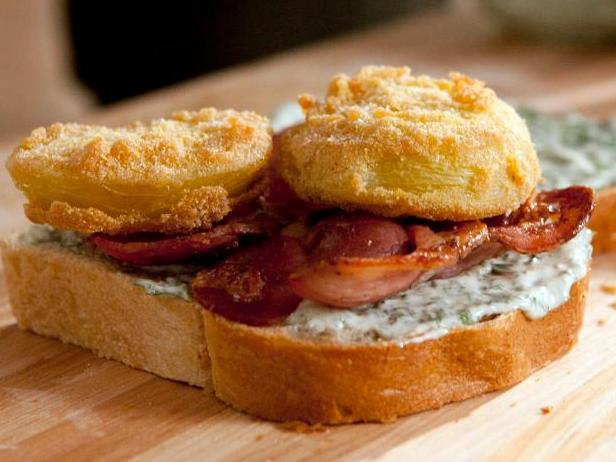 Rezept für ein italienisches Sandwich mit grünen Tomaten, Rucola und Speck