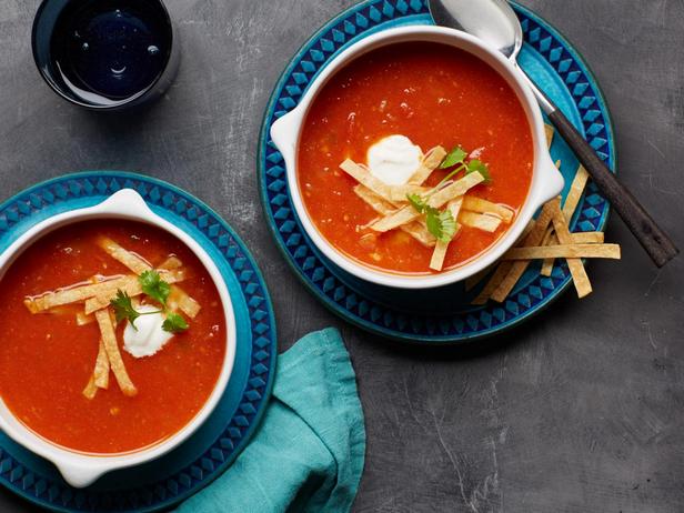 Wie man Tortillasuppe zubereitet – Tomatensuppe mit Maischips