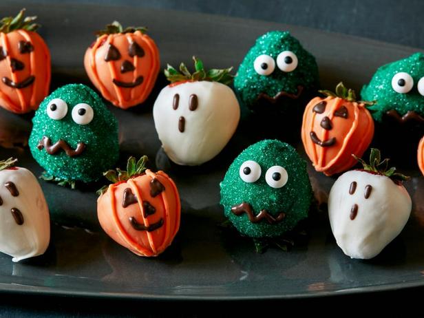 Wie man Schokoladen-Erdbeeren für Halloween zubereitet