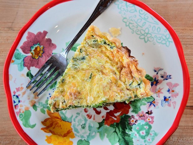 So bereiten Sie eine Pilz-Spinat-Quiche auf einem Boden zu