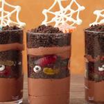 Dessert „Erde im Glas mit Spinnennetz“