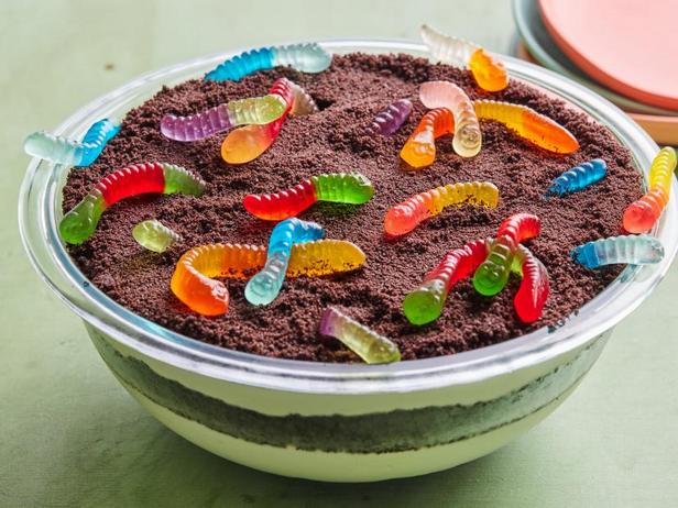 Wie man Schokoladen-Trifle für Halloween zubereitet