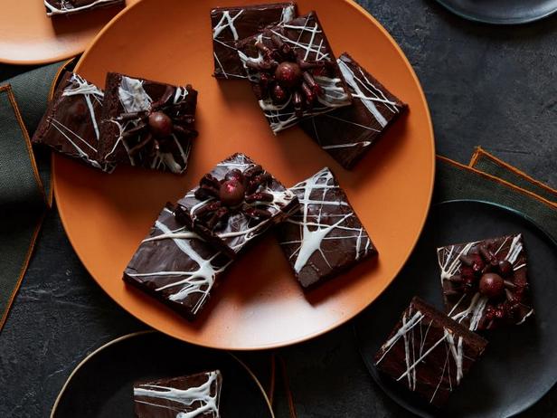 Wie man Spinnen-Brownies für Halloween zubereitet