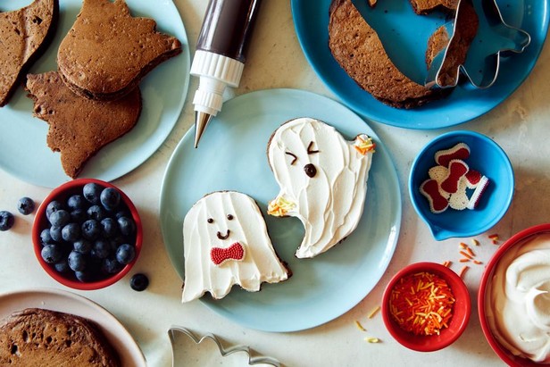 Schokoladen-Geisterpfannkuchen für Halloween