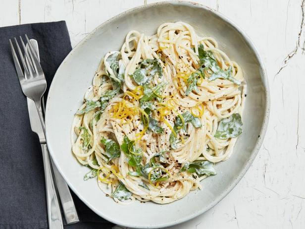 Wie man Spaghetti mit Ricotta und Zitrone zubereitet