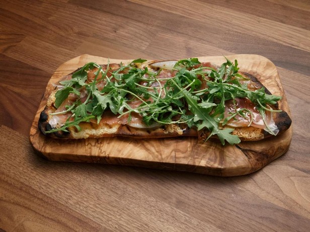 Fladenbrot mit gegrilltem Prosciutto und Birne