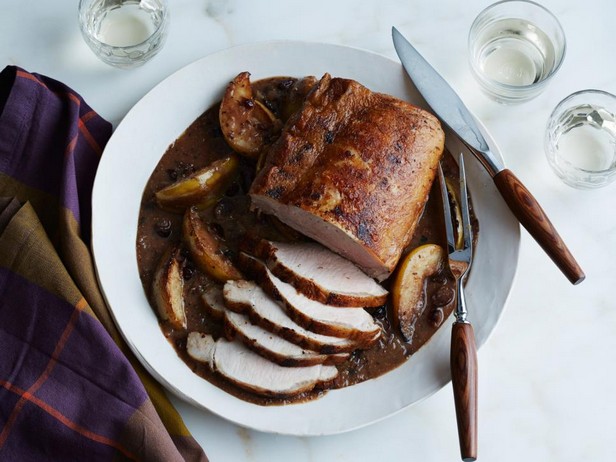 Im Ofen gebackener Schweinelendenbraten mit Birnen und Preiselbeeren