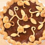 Kürbiskuchen mit Dekoration (Rosen mit Blättern)