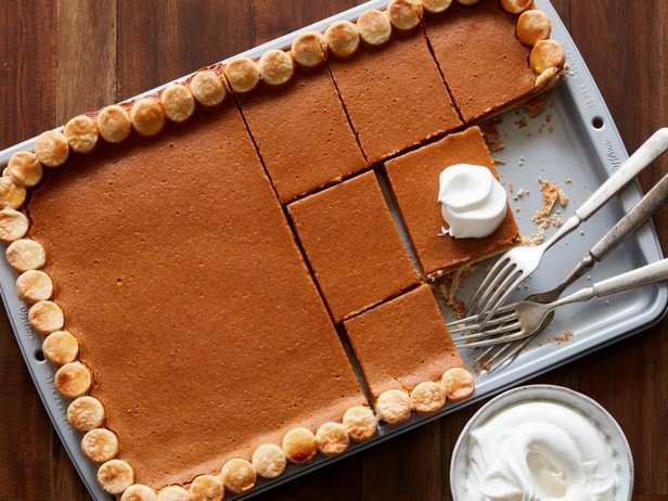 Kürbiskuchen auf einem Backblech für eine große Firma