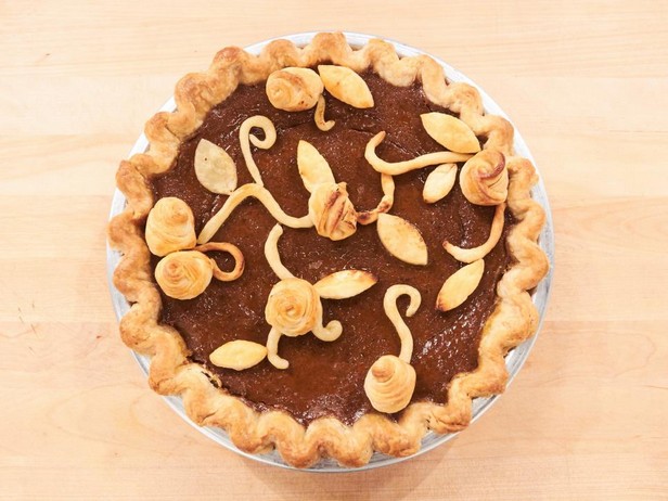 Kürbiskuchen mit Dekoration (Rosen mit Blättern)