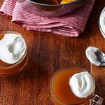 Heißer alkoholischer Cocktail „Apple Toddy“