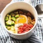 Süßkartoffel mit Hähnchen und Ei zum Frühstück aus der Mikrowelle