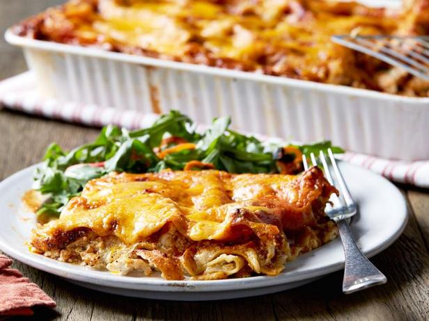 So bereiten Sie Hähnchenlasagne mit Enchilada-Sauce zu