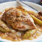 Hähnchenbrust mit Äpfeln in der Pfanne