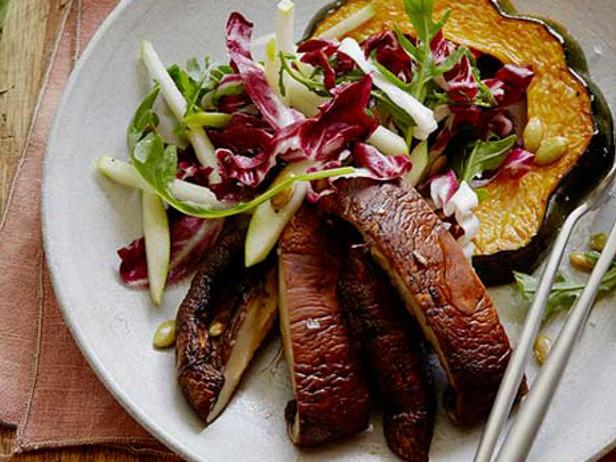 Zubereitung - Gerösteter Eichelkürbissalat mit Portobello-Pilzen, Radicchio, Äpfeln und Kürbiskernen