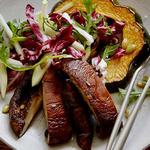 Salat aus geröstetem Eichelkürbis mit Portobello-Pilzen, Radicchio, Äpfeln und Kürbiskernen