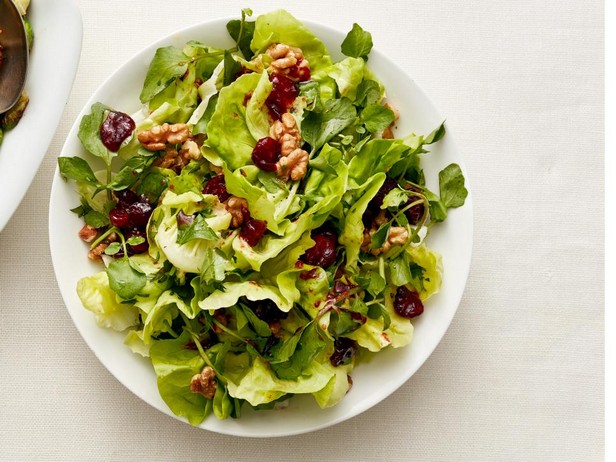 سلطة خضراء مع صلصة الخل والتوت البري