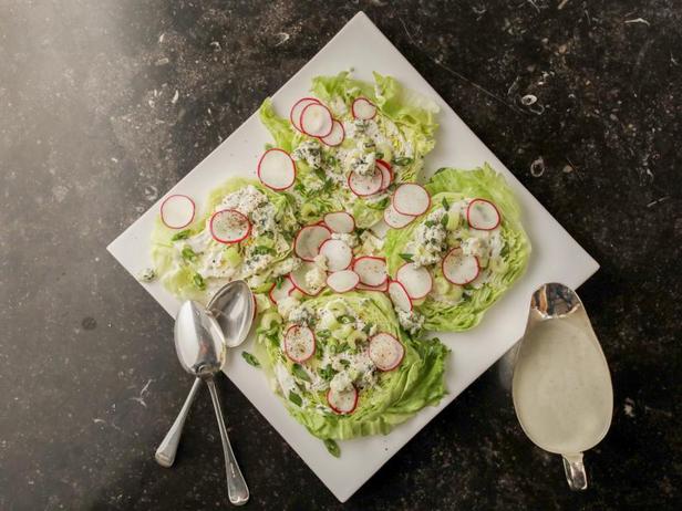 Zubereitung - Knackiger Eisbergsalat mit cremigem Blauschimmelkäse-Dressing