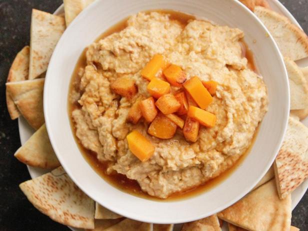 Wie man Butternusskürbis-Hummus zubereitet