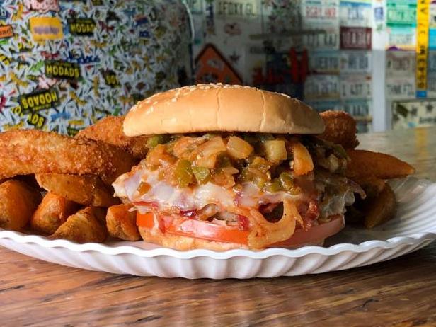 So bereiten Sie einen würzigen hawaiianischen Bacon-Cheese-Burger zu