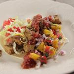 Tacos mit Ranch-Hähnchen, Bohnen und Salsa für eine Taco-Bar