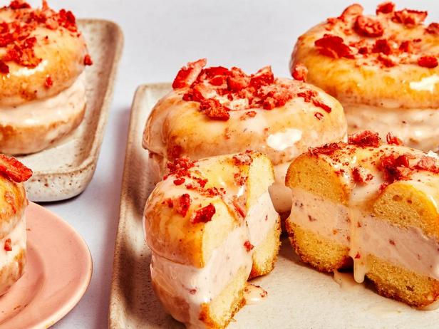 So macht man ein Erdbeer-Shortcake-Donut-Eiscreme-Sandwich