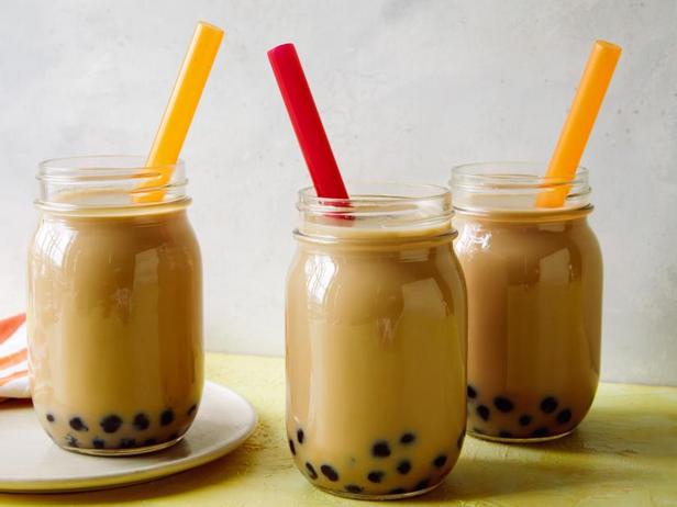 So macht man selbstgemachten Bubble Tea mit Milch und braunem Zucker