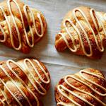 معجنات بريتزل طرية مع التفاح والكراميل