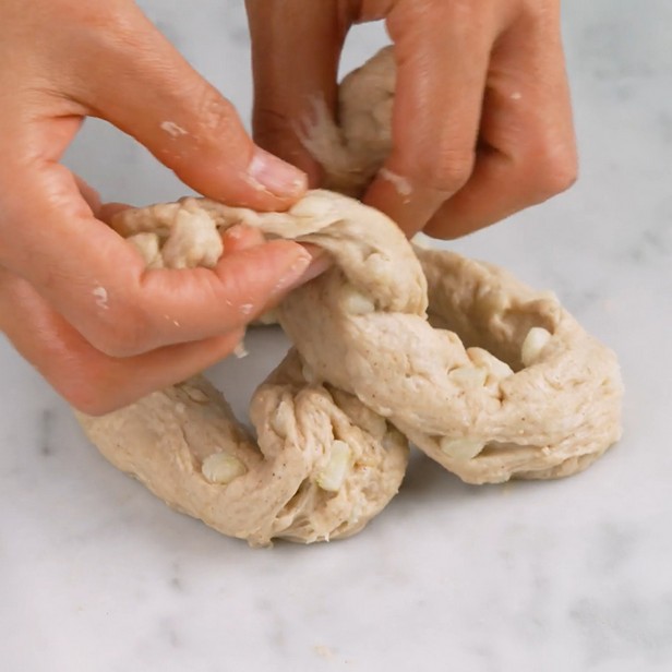 Weiche Brezeln mit Apfel und Karamell