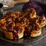 Klebrige Mini-Pekannussbrötchen mit Hefe