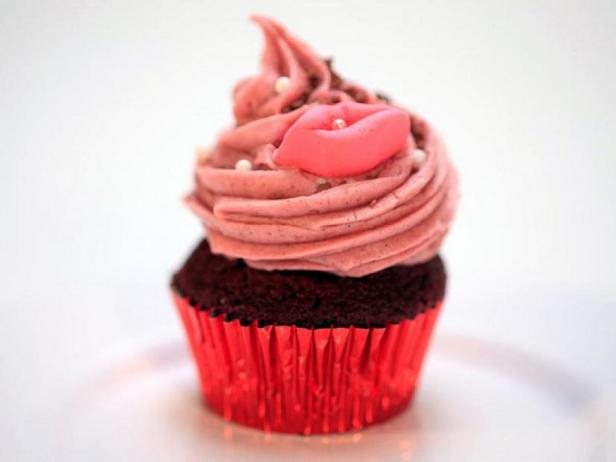 So macht man Red Velvet Cupcakes mit scharfen Paprikaschoten und feurigem Zimt-Frischkäse-Frosting