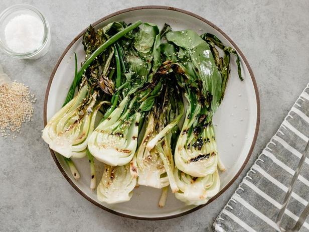 Zubereitung von Pak Choi in der Grillpfanne