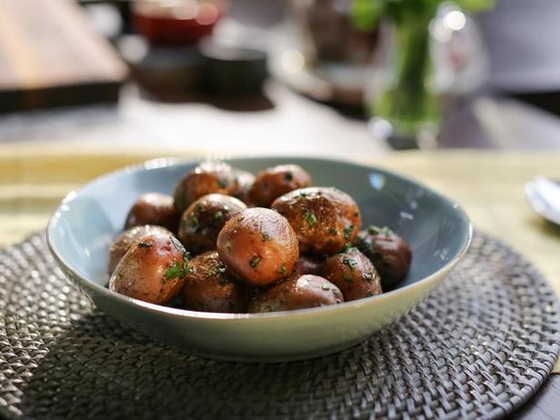 طريقة التحضير - بطاطس مقلية بقشرها مع أرز الأرز والأعشاب