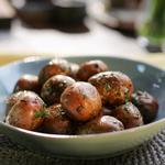 بطاطس مقلية بقشرها مع أرز مقلي وأعشاب