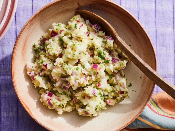 Πώς να φτιάξετε Aloo Bhorta - Πουρές πατάτας με πιπεριές τσίλι