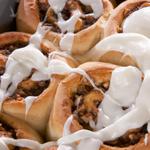 Vitushki-Brötchen mit Zucker, Nüssen und Zimt aus Hefeteig
