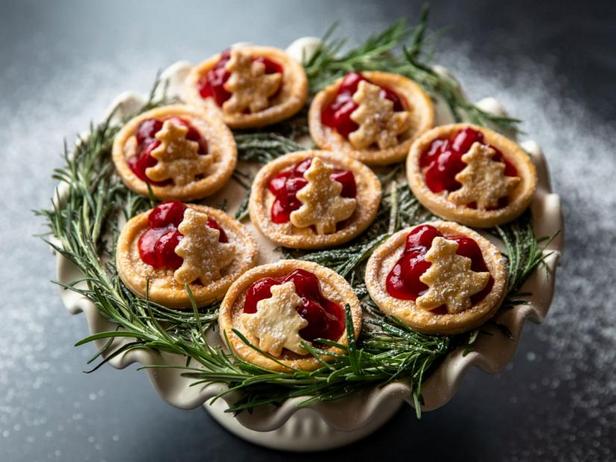 Come preparare delle mini crostatine di ciliegie a forma di "albero di Natale"