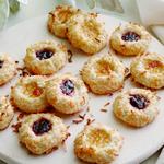 Mürbeteigkekse mit Marmelade und Kokosflocken
